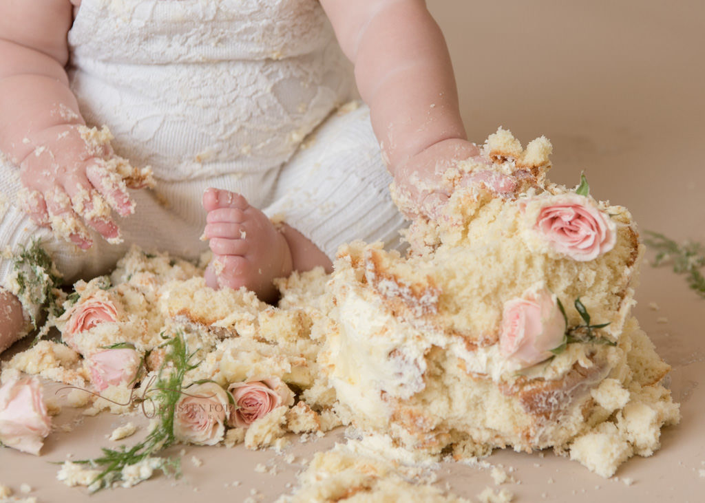 detail picture of baby girls feet covered in cake