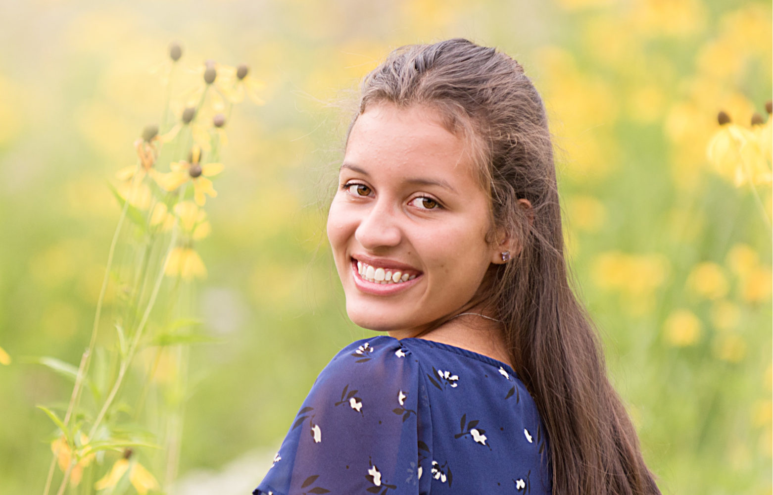 senior girl in daisy field
